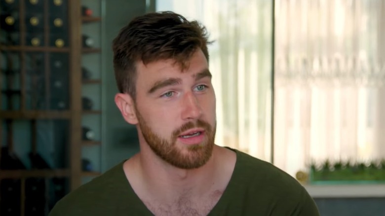 Travis Kelce avec une expression surprise