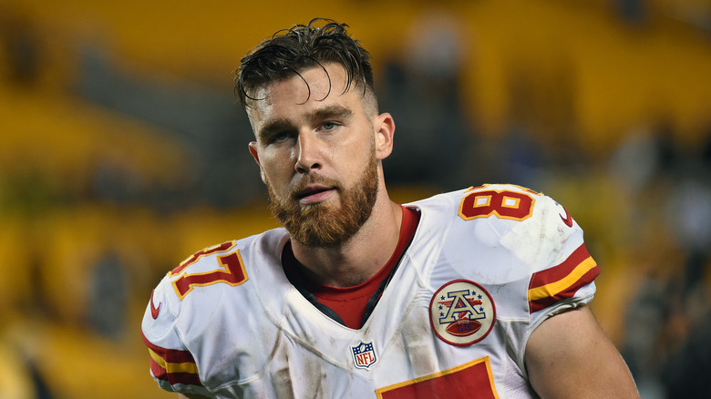 Travis Kelce aux cheveux moites