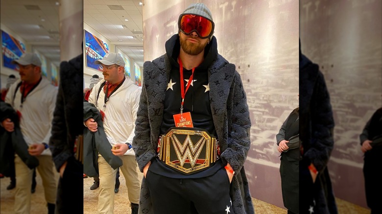 Travis Kelce porte la ceinture de la WWE