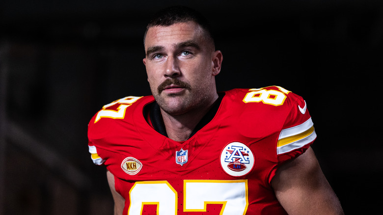 Travis Kelce levant les yeux