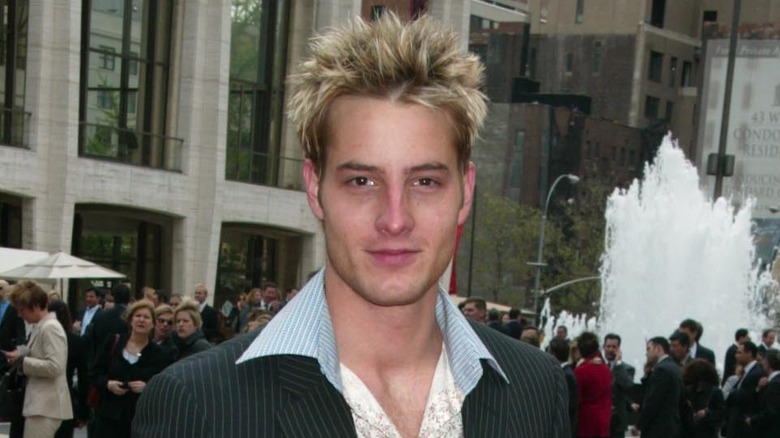 Justin Hartley souriant en 2002