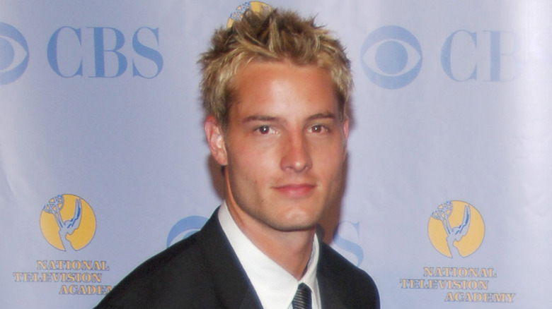 Justin Hartley posant