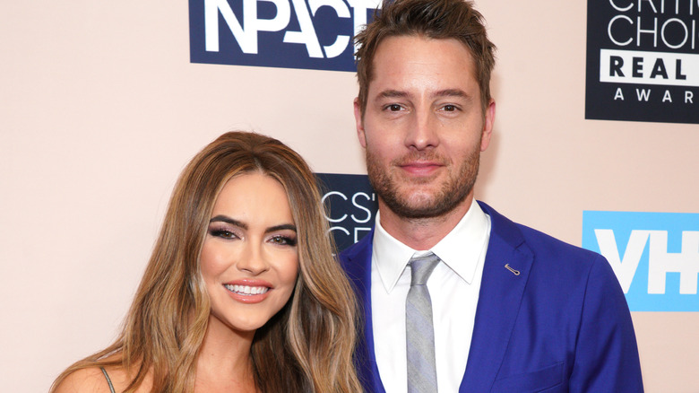 Chrishell Stause et Justin Hartley souriants