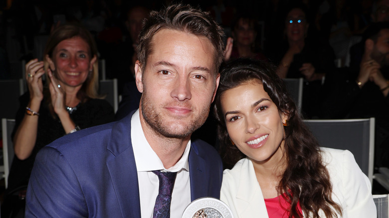 Justin Hartley et Sofia Pernas sourient et posent ensemble