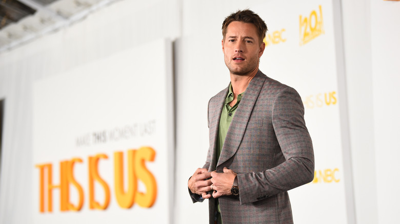 Justin Hartley posant lors d