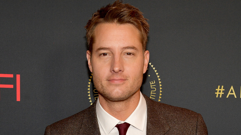 Justin Hartley posant