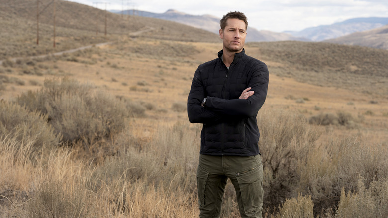 Justin Hartley debout dans "Tracker"