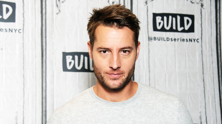 Justin Hartley posant