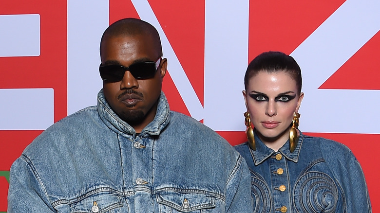 Kanye "Ye" West et Julia Fox posant