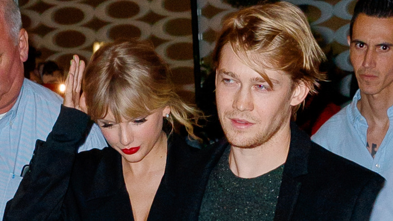 Taylor Swift marchant avec Joe Alwyn