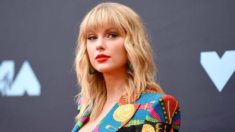 Taylor Swift posant sur le tapis rouge