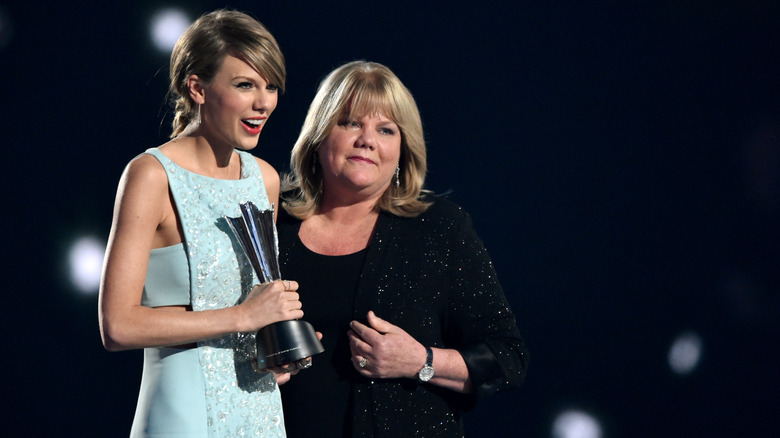 Taylor Swift debout avec sa mère