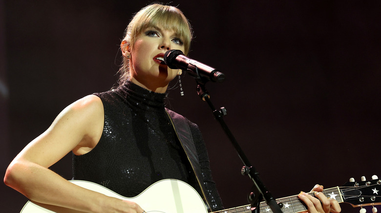 Taylor Swift joue de la guitare