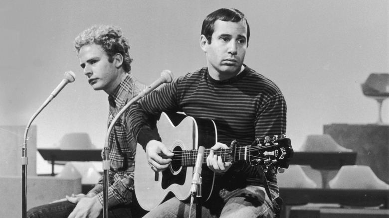 Paul Simon et Art Garfunkel se produisent