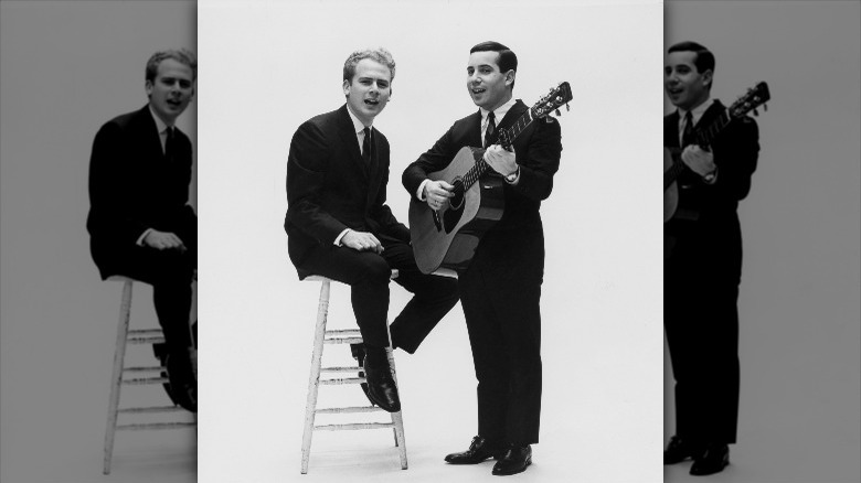 Paul Simon pose avec Art Garfunkel