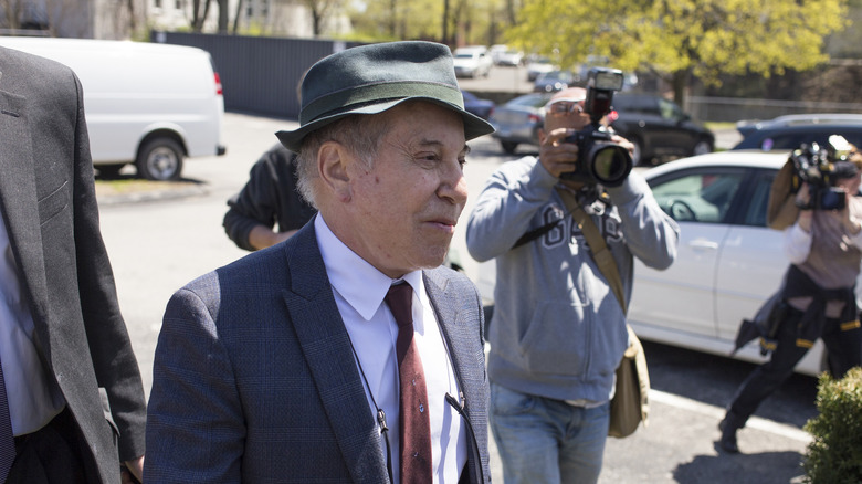 Paul Simon quitte le tribunal