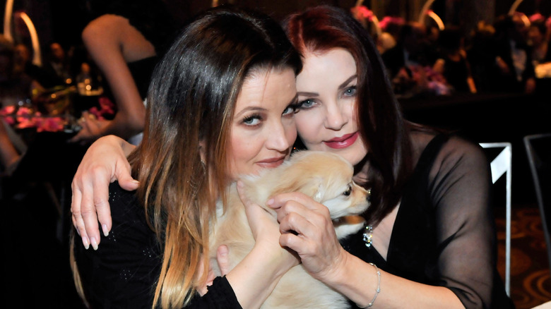 Lisa Marie et Priscilla Presley tenant un chien