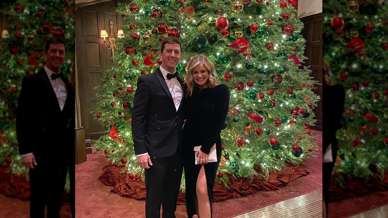 Cam Arnold et Lauren Alaina devant le sapin de Noël