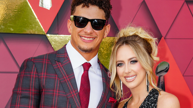 Patrick Mahomes et Brittany Mahomes posant