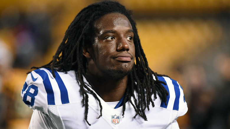 Sergio Brown porte l'uniforme de football