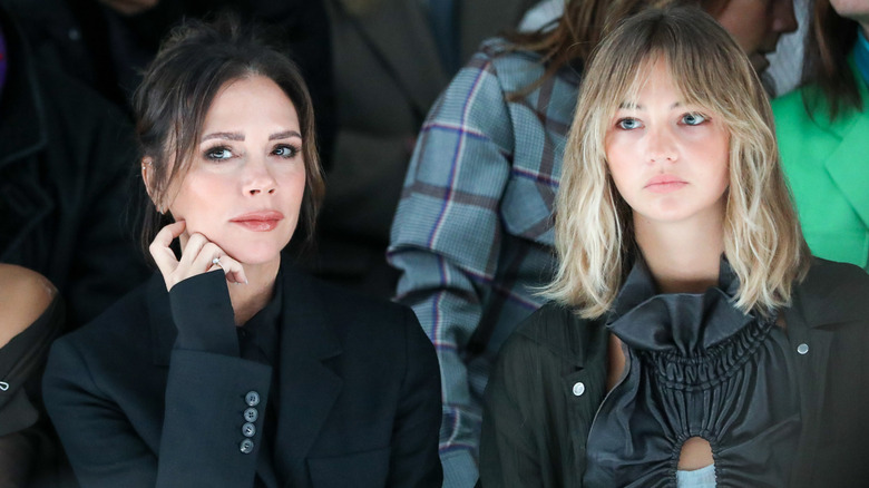 Mia Regan est assise avec Victoria Beckham