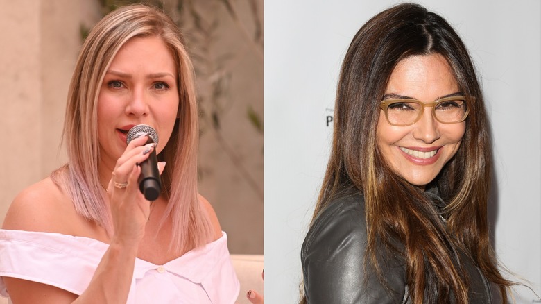 Sharna Burgess parle avec un microphone ; Vanessa Marcil souriante à lunettes