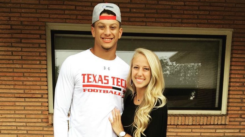 Brittany Mahomes pose la main sur le ventre de Patrick Mahomes