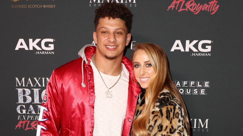 Brittany Mahomes et Patrick Mahomes souriants