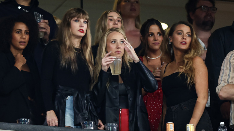 Taylor Swift et Brittany Mahomes avec des expressions inquiètes