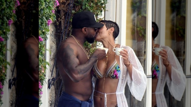 Antoine Fuqua embrassant Nicole Murphy 