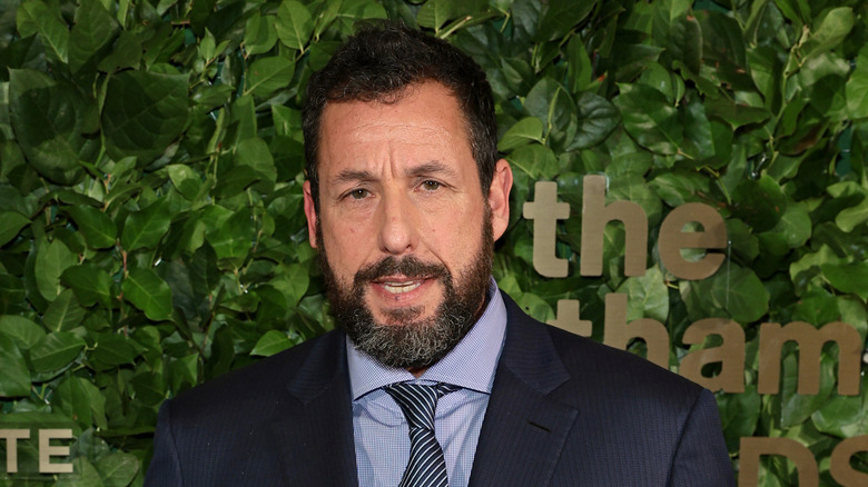 Adam Sandler en costume