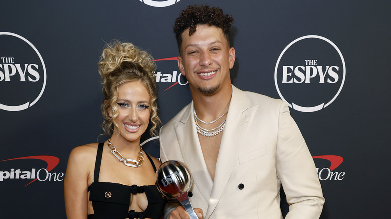 Brittany Mahomes et Patrick Mahomes posant