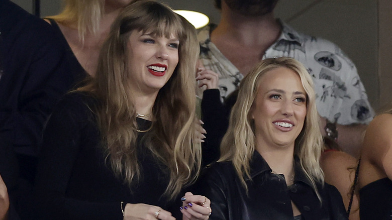 Taylor Swift et Brittany Mahomes souriantes