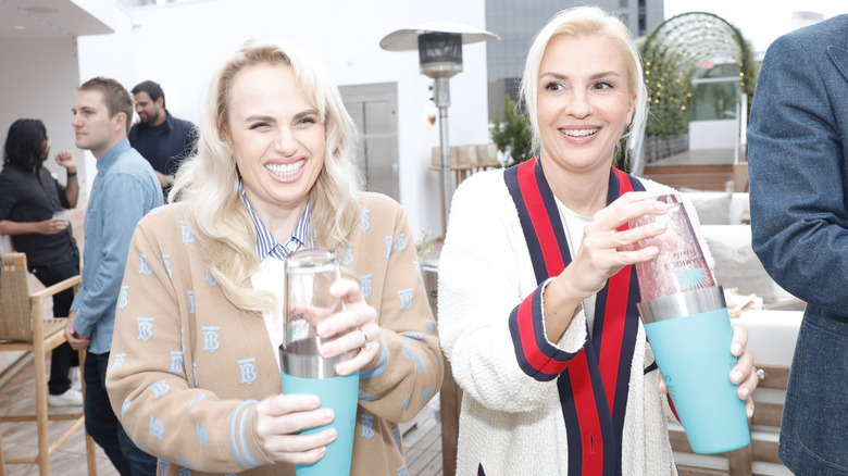 Ramona Agruma et Rebel Wilson tiennent les tasses