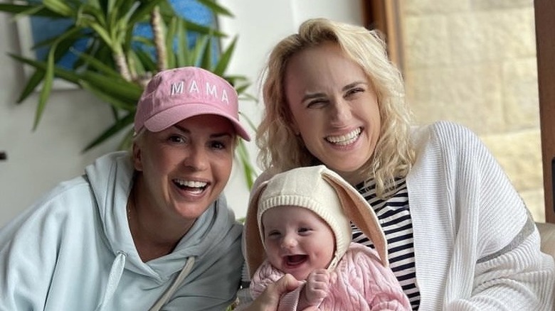 Ramona Agruma et Rebel Wilson avec leur bébé.