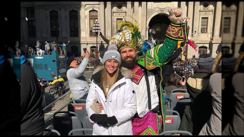 Jason Kelce et Kylie Kelce posant