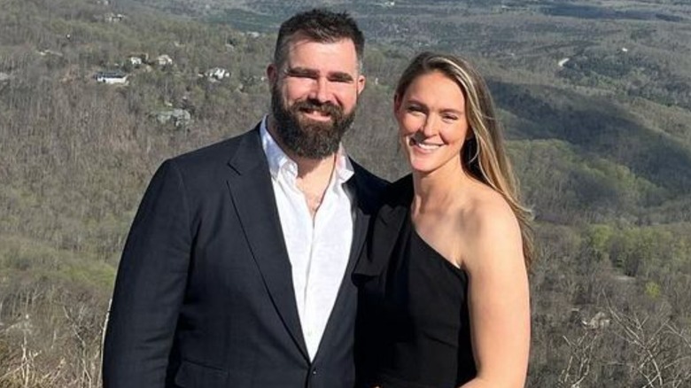 Jason Kelce et Kylie Kelce portent du noir