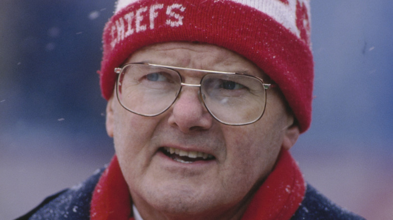 Lamar Hunt porte une tuque