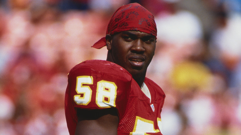 Derrick Thomas regarde 