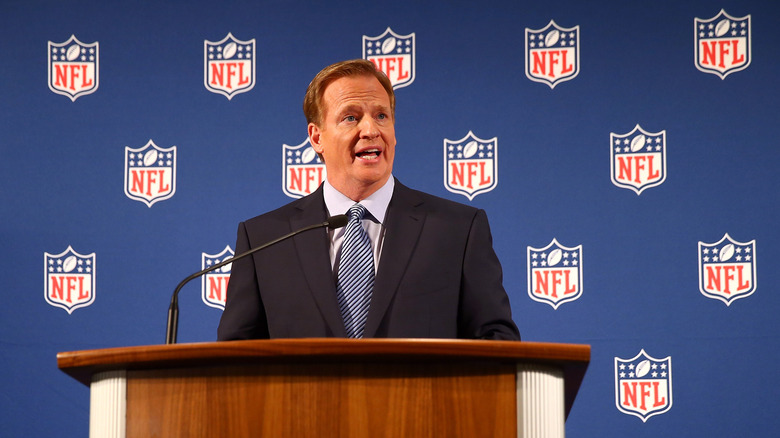 Le commissaire de la NFL, Roger Goodell, donne une conférence