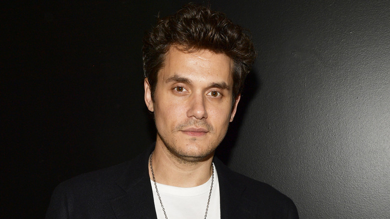 John Mayer posant