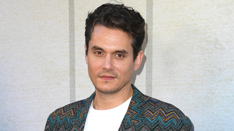 John Mayer léger sourire