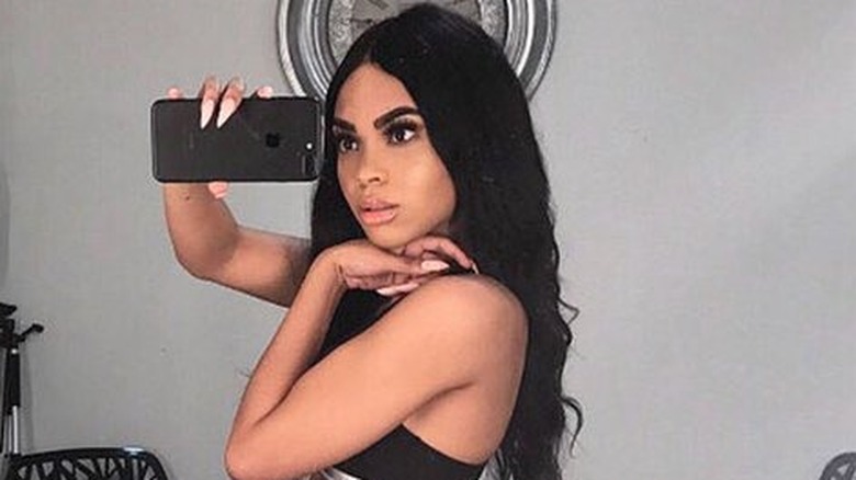 Maya Benberry prend un selfie dans le miroir