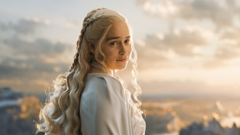 Daenerys Targaryen a l'air amusé