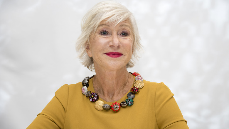 Helen Mirren souriant en chemise jaune