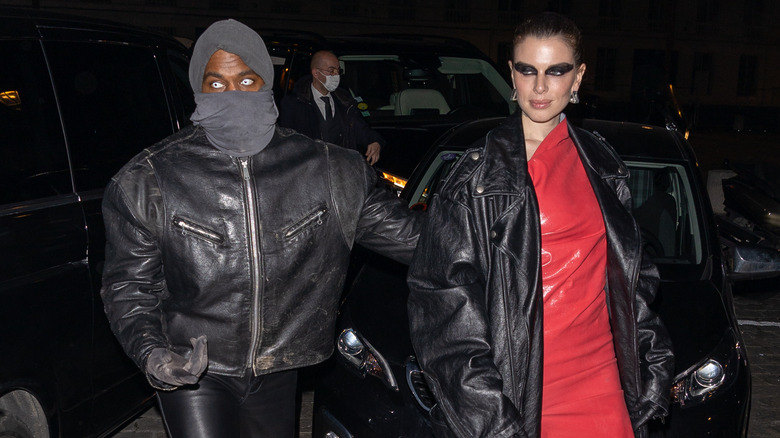 Julia Fox et Kanye 'Ye' West en noir