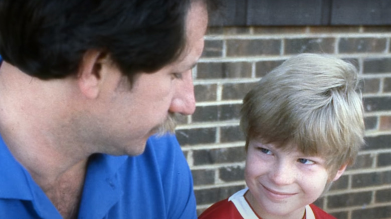 Dale Earnhardt Jr. souriant à son père