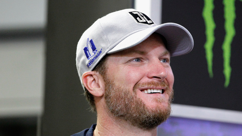 Dale Earnhardt Jr souriant