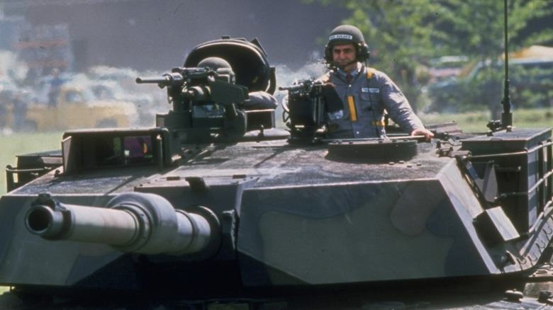 Michael Dukakis chevauchant