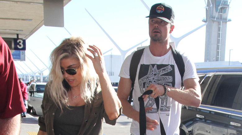 Fergie et Josh Duhamel marchant